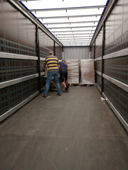Transport logistique - chargement de camion