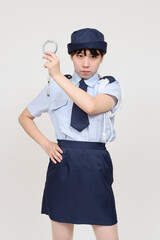 手錠を持った婦警