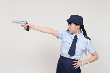 銃を構える婦警