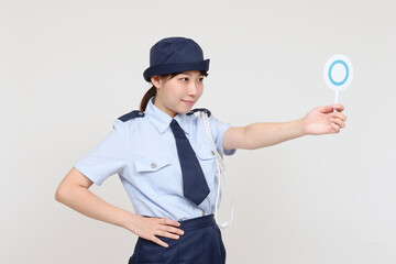 丸印しを出す婦警