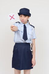 バツ印を出す婦警のコスプレをした女性