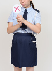 バツ印を出す婦警