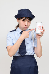 飲酒はダメだと言う婦警