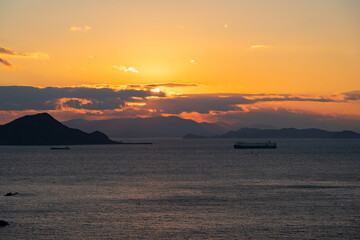 神島沖に沈む夕陽（伊良湖岬より撮影）
