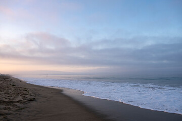 Meerblick mit Strand bei Sonnenaufgang 