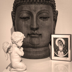 Regard de Bouddha sur l'ange en adoration devant la Sainte vierge Marie