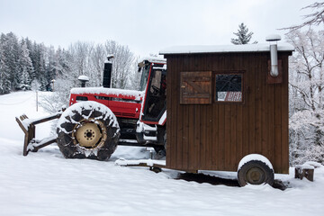 HOLZFÄLLERHÜTTE UND TRAKTOR . LAMBERJACK'S HUT AND TRACTOR