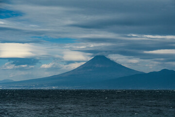 海の向こうの富士山を望む