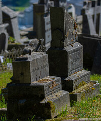 Des vieiles tombes dans un cimetière oublié