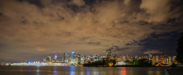 Ausblick auf eine Megacity - Im Vordergrund das Meer und im Hintergrund das Wolkenmeer
