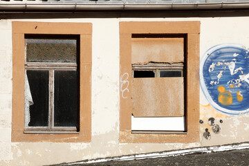 Obraz na płótnie Canvas Verrammelte alte Fenster an einem alten verfallenen haus