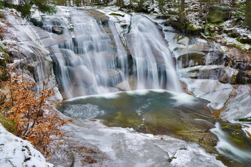 Fototapeta na wymiar Mumlava river in Krkonoše national park. waterfall in winter, snow and ice