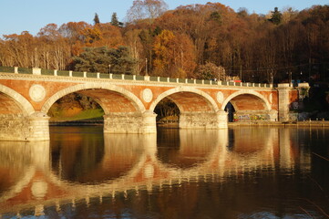Obraz premium Italy: arched bridge over the river in autumn
