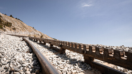 Eisenbahnschiene die auf den Berg hinauf f&uuml;hrt 