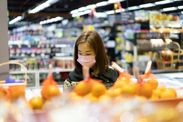 a woman wears a mask to protecting coronavirus when shopping.