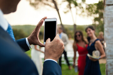Un hombre le hace una foto con el móvil a dos chicas