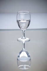 Kieliszek z wodą jasne tło © Seance_Photo_Sylwia