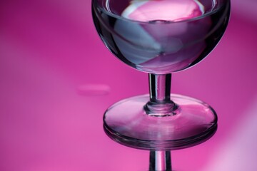 Kieliszek do wody szklany tło różowe
