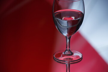 Kieliszek szklany z wodą czerwone tło