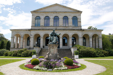 Obraz premium Denkmal von König Ludwig I. von Bayern. Das Kursaal-Gebäudes in Bad Brückenau - Monument of King Ludwig I of Bavaria. Front view of the Kursaal building in Bad Brückenau. Bavaria, Germany, Europe