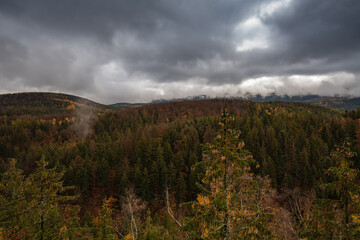 Karkonosze w jesiennej scenerii | Złoty Widok w Michałowicach | burzowe chmury w polskich górach - Sudetach | Intensywne kolory.
