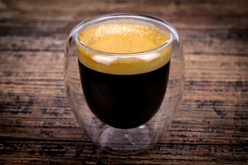 verre de café sur une table en bois