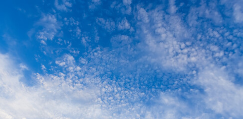 Fototapeta na wymiar Blue clean sky with white clouds background