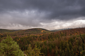 Karkonosze w jesiennej scenerii, ciężkie burzowe chmury w polskich górach - Sudetach 