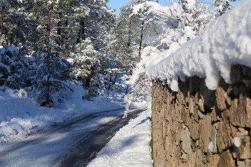 Mur bord de route neige