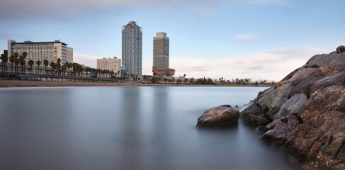 Naklejka premium long exposure photo of Barcelona beach at sunset