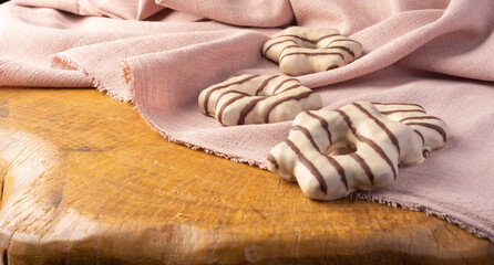 Pão de mel arranged on rustic wooden and woven surface, selective focus.