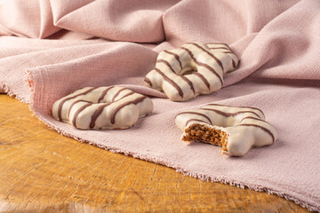 Pão de mel arranged on rustic wooden and woven surface, selective focus.