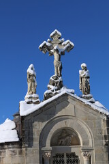 Croix sous neige