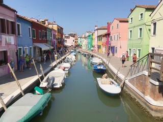 Obraz na płótnie Canvas canal and colourful houses on Murano Island, Italy