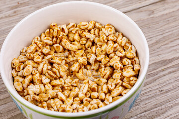 Knuspriges Frühstück mit frischer Milch