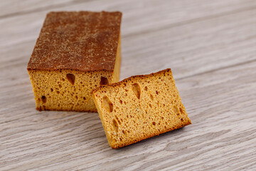 Frisch gebackenes Brot auf einem Tisch