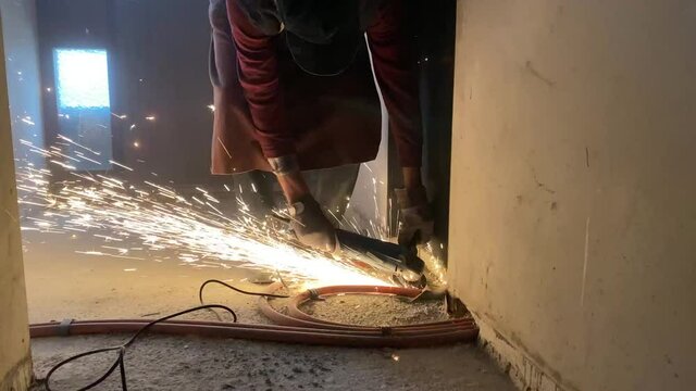 Alte Heizungsleitungen mit dem  Winkelschleifer entfernen - Hausrenovierung 