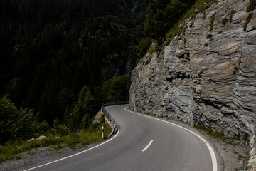 Alpstraße in den Schweizer Bergen