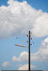 Ligne &eacute;lectrique et lampe