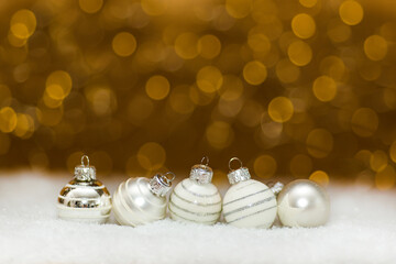 Weihnachtskugeln auf dem goldbraunen Hintergrund