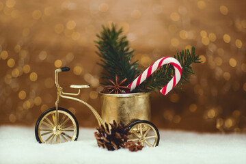 Fahrrad mit Weihnachtsdekoration auf dem goldbraunen Hintergrund
