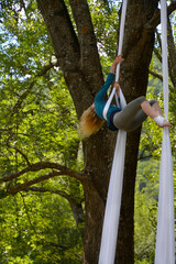 acrobate dans la forêt