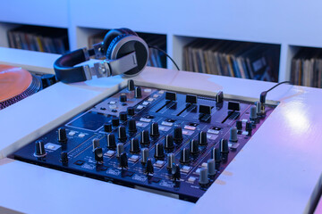 Mezcladora de audio  de DJ con tocadiscos de vinil en tienda de discos