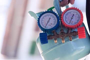Manifold Gauge for measuring the refrigerant pressure of air conditioners