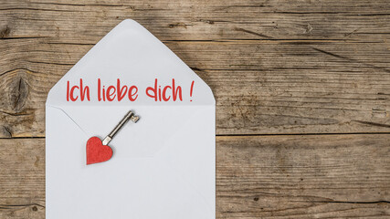 Valentinstag Grußkarte Konzept. Umschlag, Karte mit Text, Ich liebe dich!!! und Schlüssel mit...