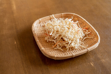 机の上の籠に盛られた手作りの切り干し大根