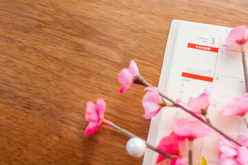 3月のスケジュール帳と梅の花
