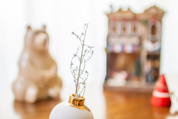 北欧雑貨と一輪挿しの花瓶と白いもみの木　インテリア
