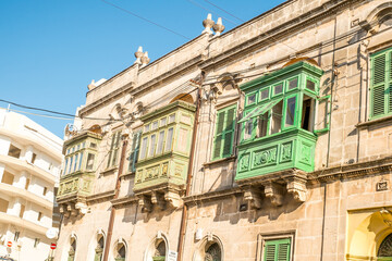 Fototapeta premium traveling the beautiful streets of Malta with old historical and new modern buildings