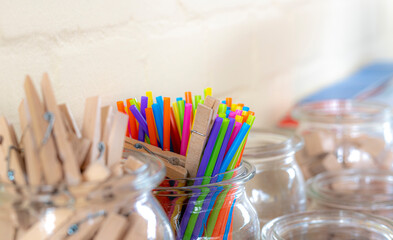 Colorful drinking straws and clothespins as a calculation aid in a primary school